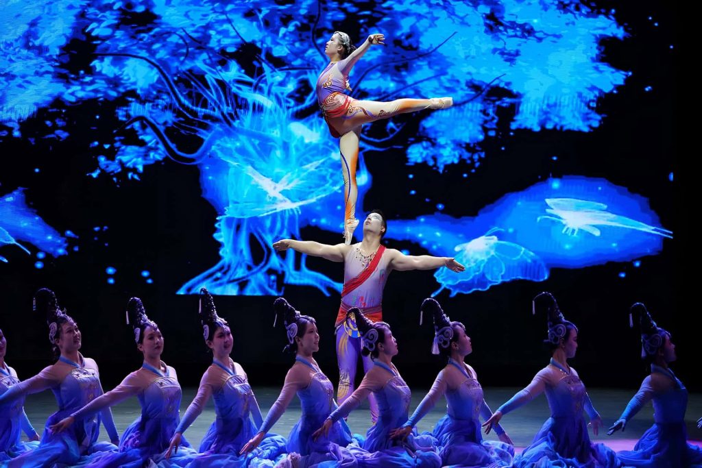 Chaoyang Theatre acrobatics show with thousand-year heritage